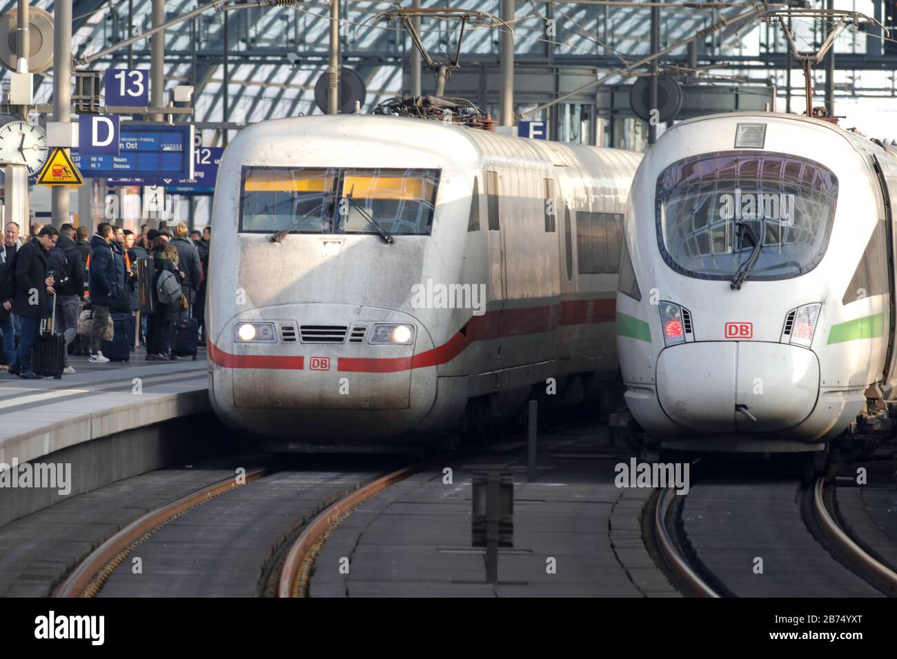 Treni ICE della Deutsche Bahn alla stazione centrale di Berlino. Nei prossimi 10 anni, 86 miliardi di euro saranno investiti nella rete ferroviaria tedesca dei treni Deutsche Bahn.ICE della Deutsche Bahn alla stazione centrale di Berlino. Nei prossimi 10 anni, 86 miliardi di euro saranno investiti nella rete ferroviaria tedesca della Deutsche Bahn. [traduzione automatica] Foto Stock