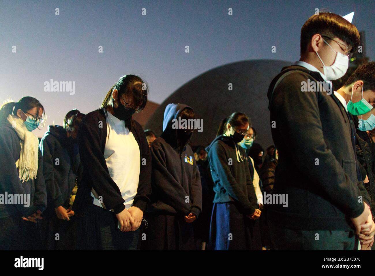 Gli studenti delle scuole superiori sono in silenzio tributo alla gente morta nella protesta contro il governo. Foto Stock