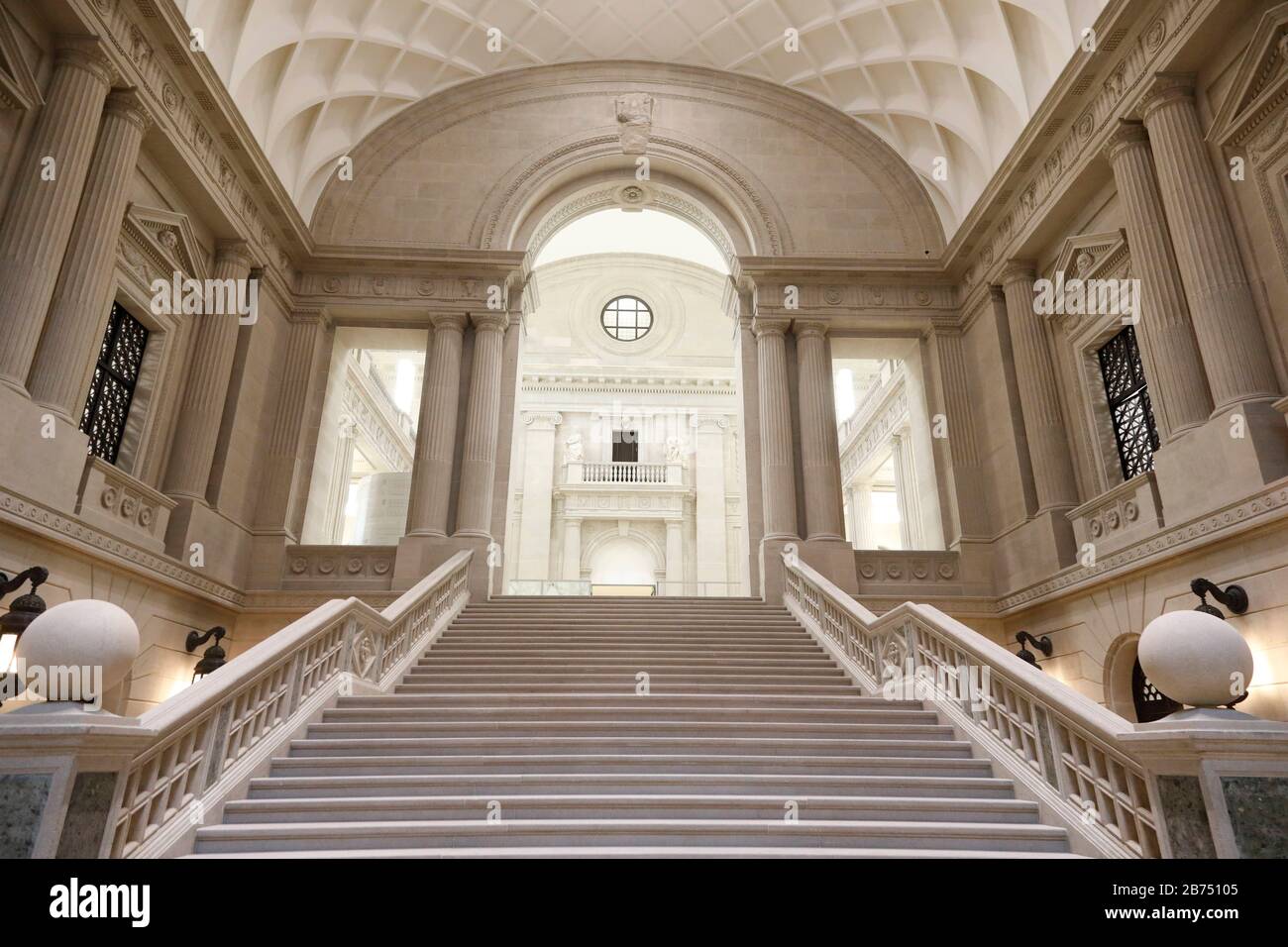 Vista della scala centrale rinnovata della Biblioteca di Stato di Berlino presso Unter den Linden. Dal 2005, la Biblioteca di Stato è stata sottoposta a una ristrutturazione fondamentale mentre la biblioteca era in funzione, e la ristrutturazione di base da parte dell'Ufficio federale per l'edilizia e la pianificazione regionale è stata completata. [traduzione automatica] Foto Stock