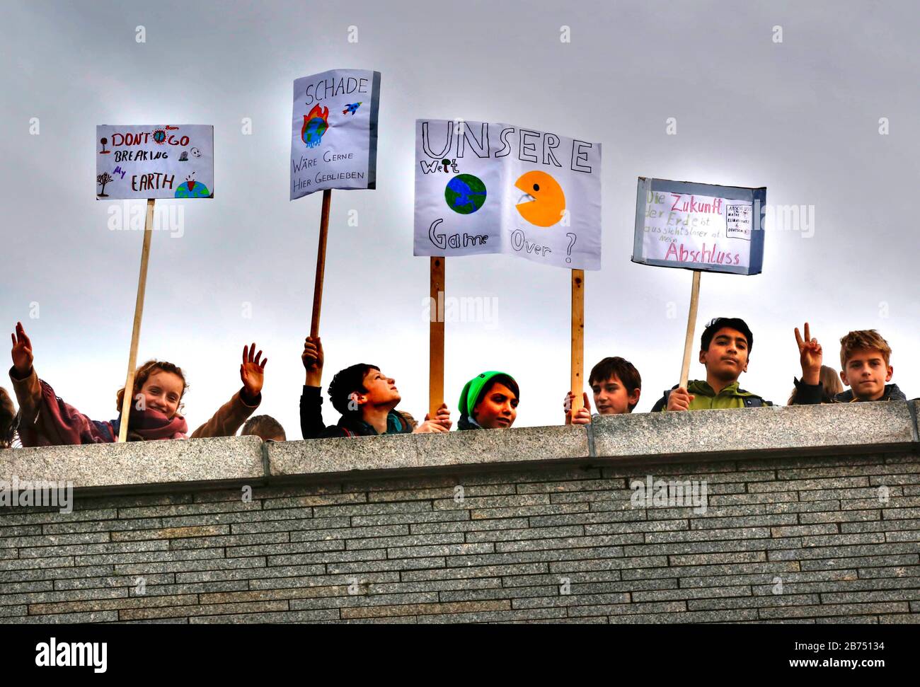 Gli alunni si presentano durante una manifestazione "Venerdì per il futuro" a Berlino, il 0811.19. [traduzione automatica] Foto Stock