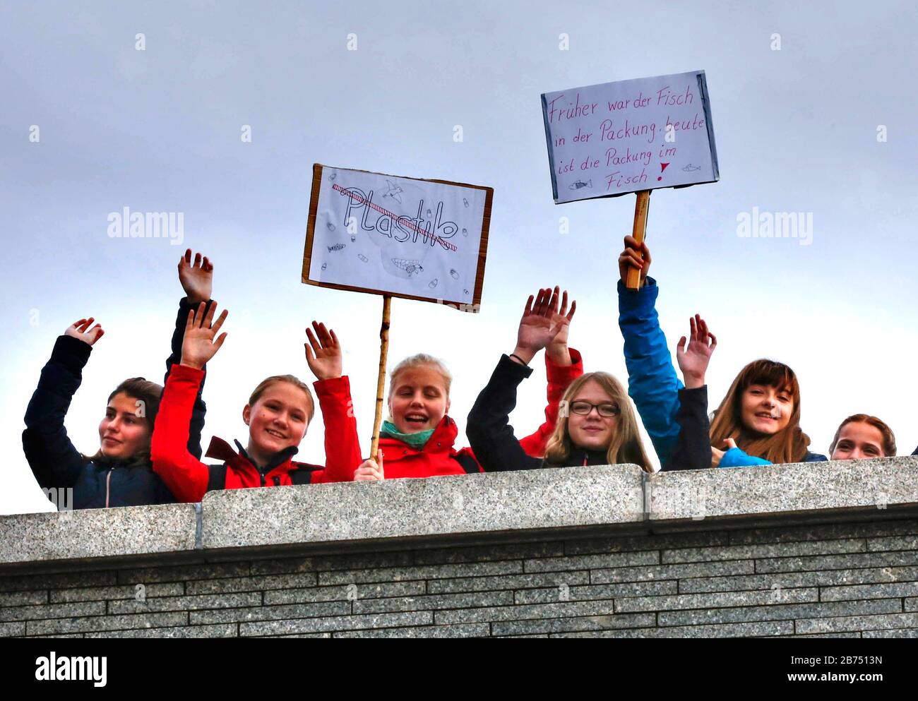 Gli alunni si presentano durante una manifestazione "Venerdì per il futuro" a Berlino, il 0811.19. [traduzione automatica] Foto Stock