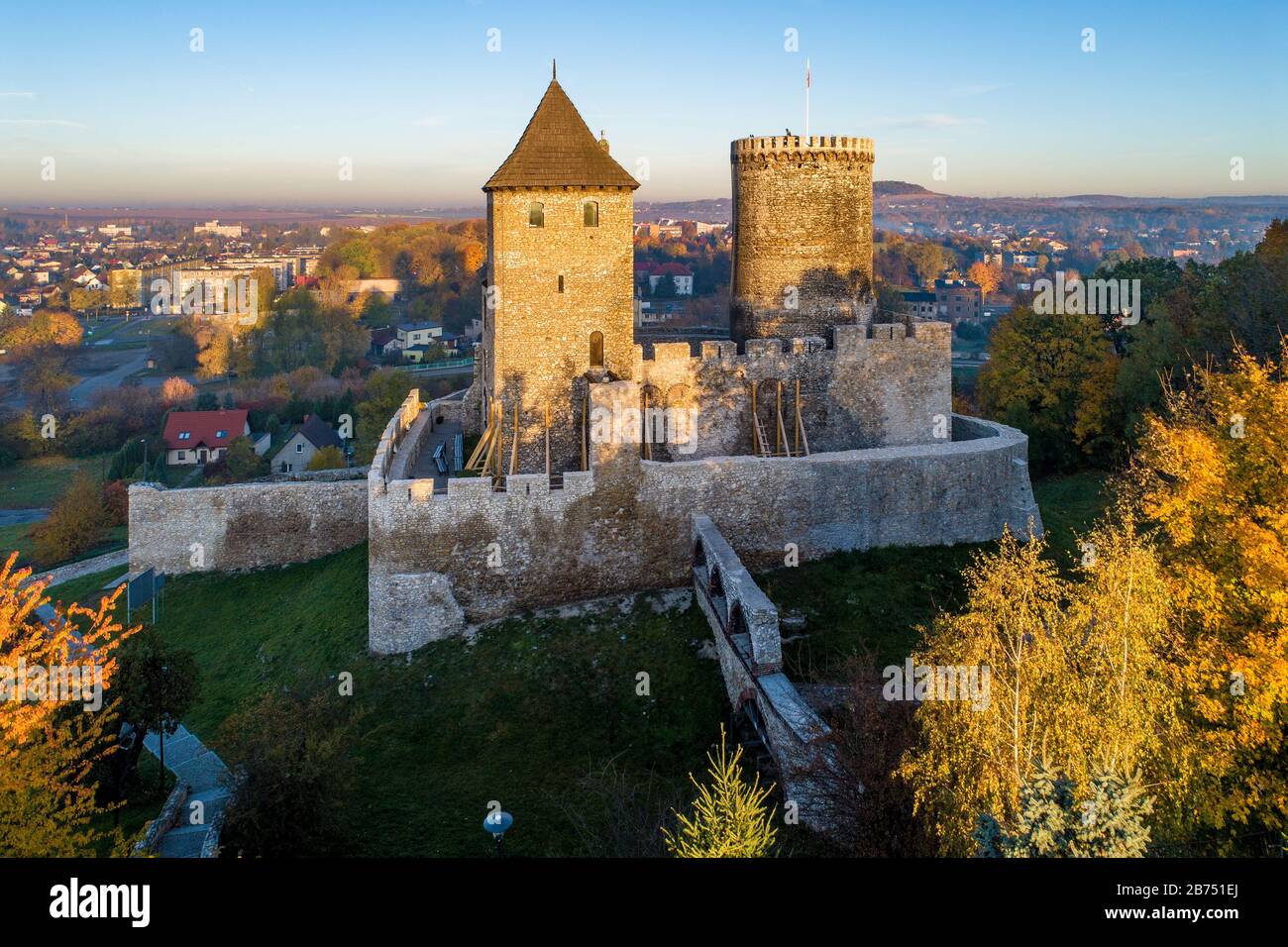 Medievale castello gotico in Bedzin, Alta Slesia, Polonia. Vista aerea in caduta nella luce di sunrise Foto Stock