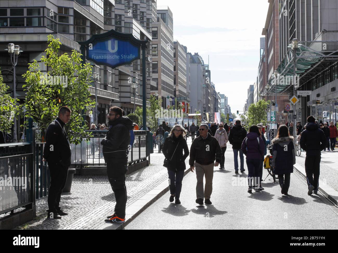 I pedoni attraverseranno la Friedrichsstrasse a Berlino senza auto il 06.10.2019. Friedrichstrasse diventerà una zona senza auto nei due giorni tra Franzoesischer Strasse e Mohrenstrasse. La gente sperimenta come una grande città si sente senza rumore del traffico, ingorghi e odore di benzina. Al contrario, ci sono sfilate di moda, musica e champagne fuori. [traduzione automatica] Foto Stock