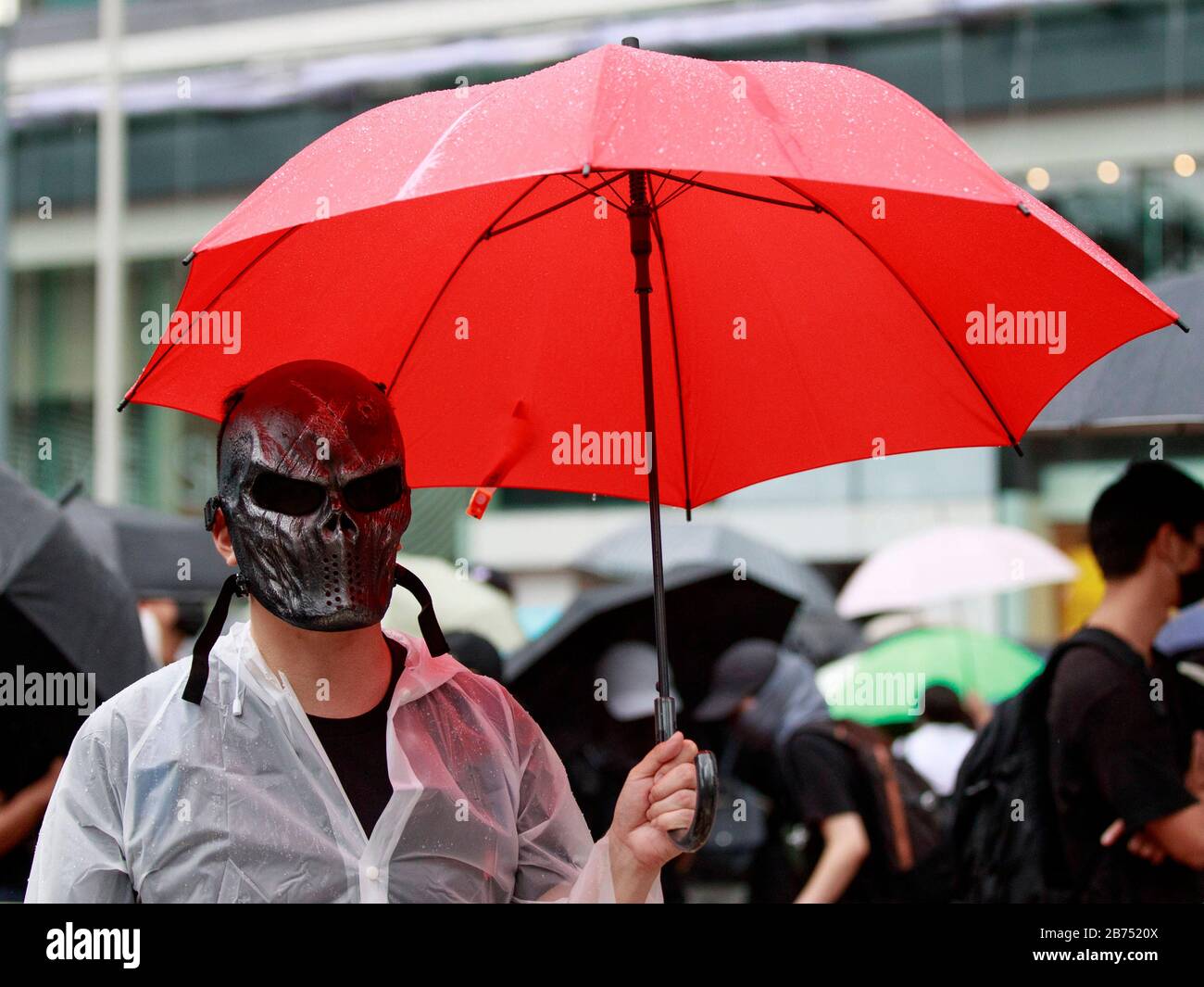I manifestanti si radunano contro la legge anti-maschera di Hong Kong. Foto Stock