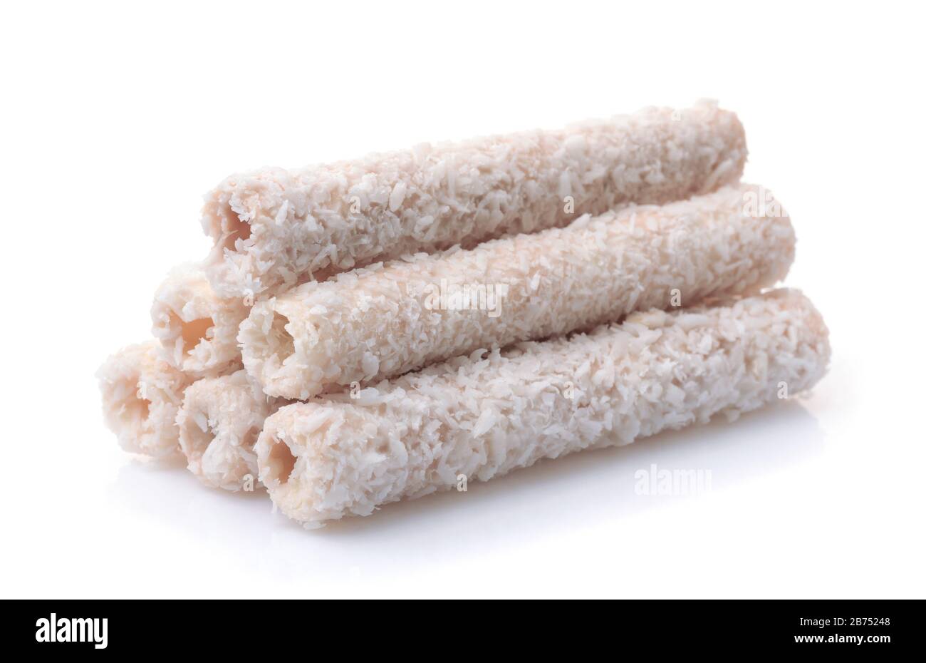 Pila di rotoli di wafer di cocco isolati su bianco Foto Stock