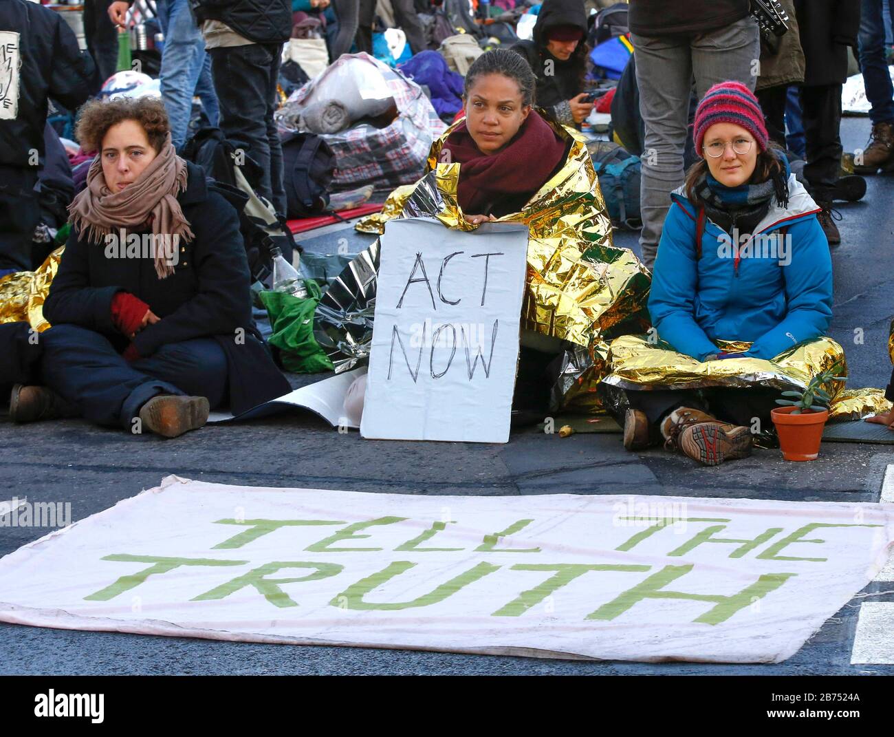 Blocco del ponte Marshall al Reichstag da parte del gruppo attivista 'rivolta all'estinzione', il 09.11.2019. Centinaia di attivisti ambientali occupavano importanti incroci di traffico a Berlino. Gli attivisti dimostrano con il blocco contro la catastrofe climatica e l'estinzione delle specie. [traduzione automatica] Foto Stock