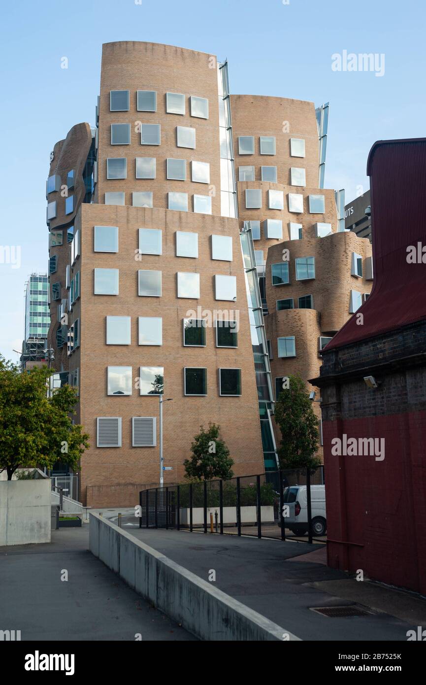 26.09.2019, Sydney, New South Wales, Australia - Dr Chau Chak Wing Building, che ospita la Business School della Technical University UTS, progettato da Frank Gehry LIMITATO ALL'USO EDITORIALE - MENZIONE OBBLIGATORIA DELL'ARTISTA AL MOMENTO DELLA PUBBLICAZIONE. SOLO PER USO EDITORIALE - MENZIONE DELL'ARTISTA OBBLIGATORIA [TRADUZIONE AUTOMATICA] Foto Stock