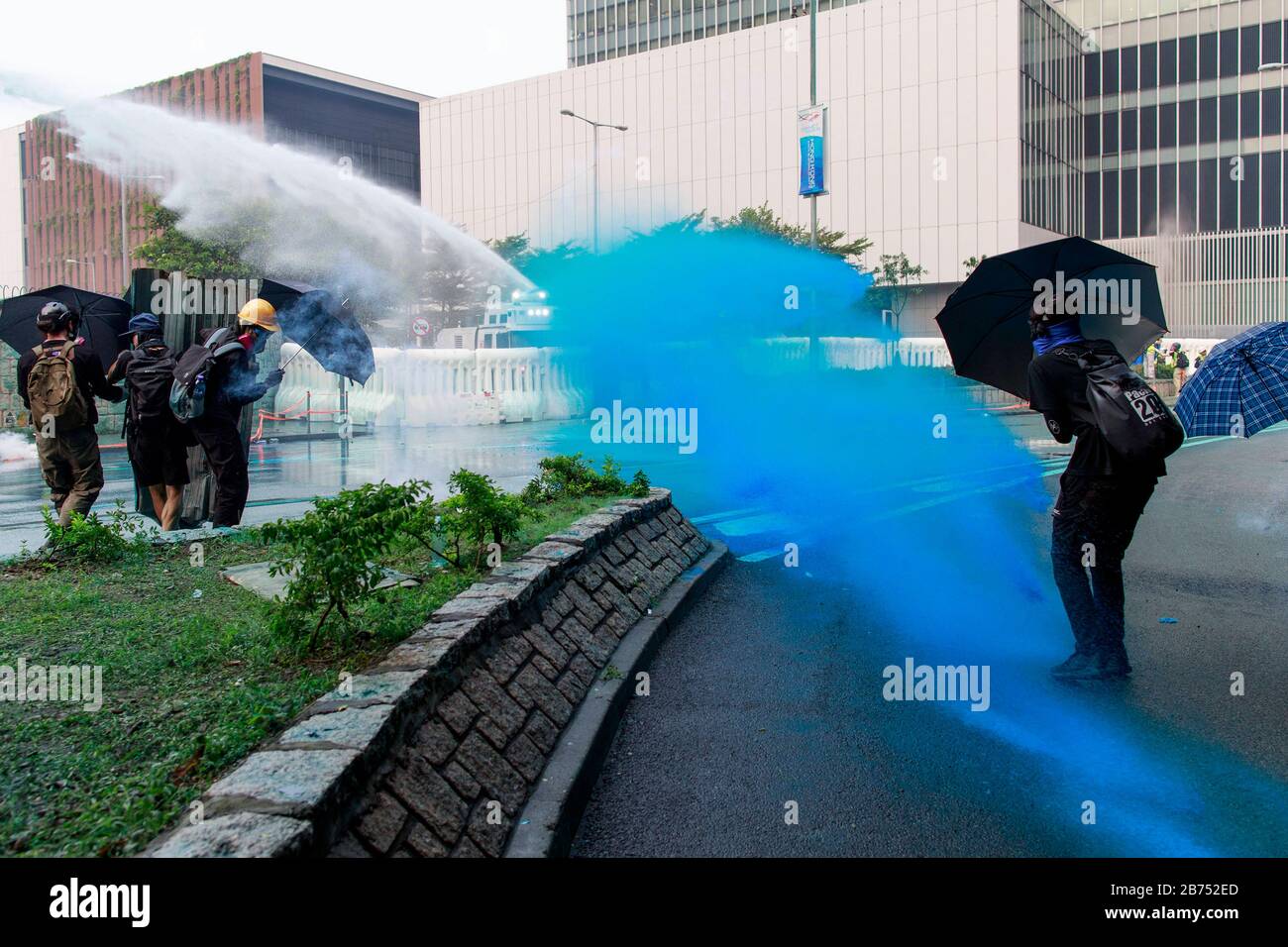 La polizia usa il cannone d'acqua per disperdere i manifestanti all'Ammiragliato. I manifestanti si scontrano con la polizia anti-sommossa durante una marcia anti-totalitaria globale non autorizzata a Hong Kong, Cina. Foto Stock