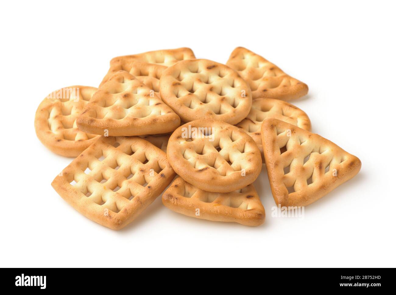 Mucchio di cracker croccanti isolati su bianco Foto Stock