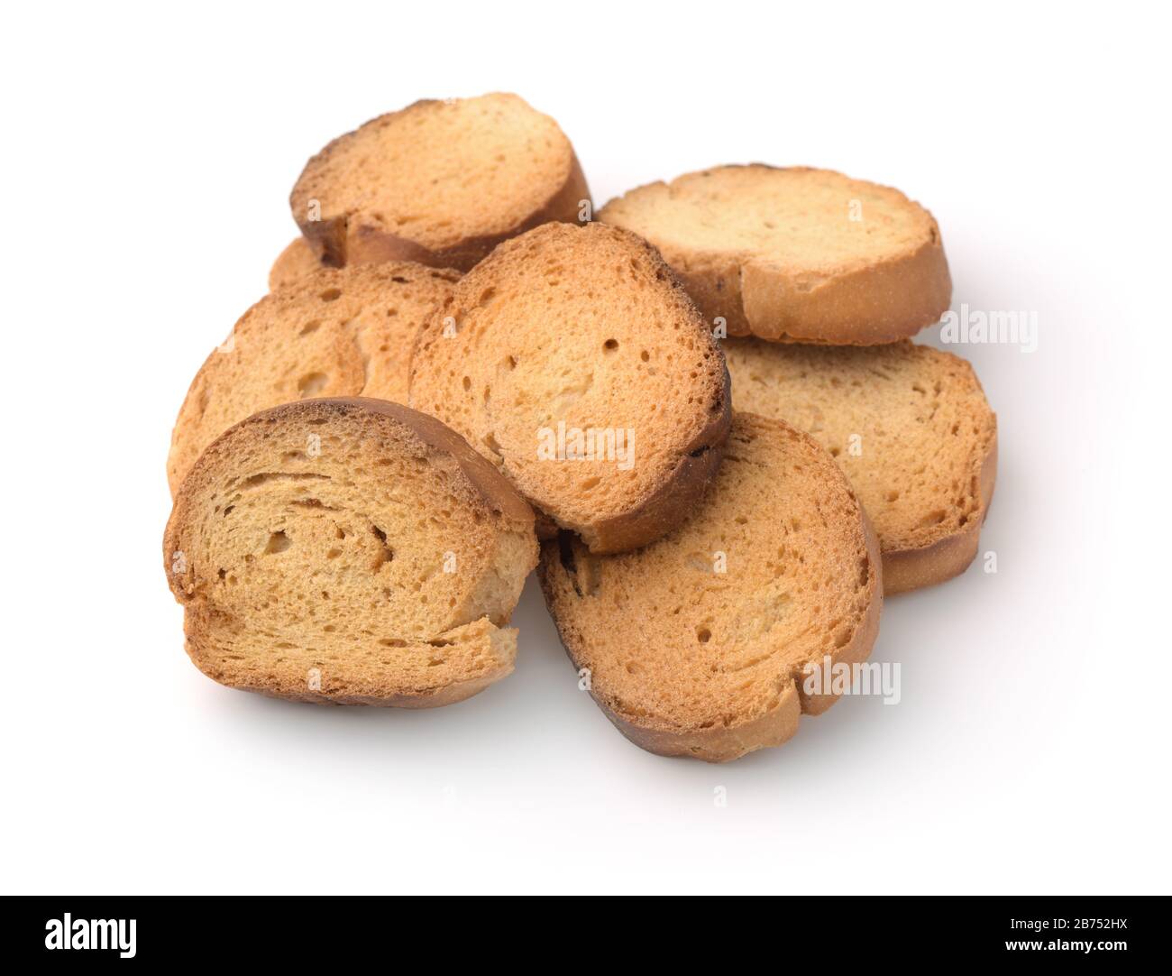 Mucchio di fette biscottate di frumento isolato su bianco Foto Stock