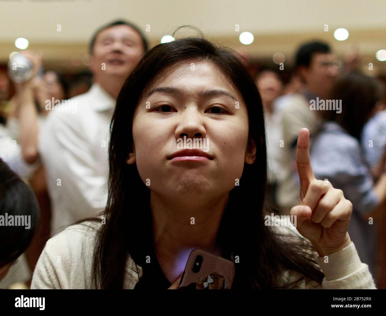 I manifestanti pro-Cina provenienti dalla Cina continentale si confrontano con i manifestanti anti anti-govenment nel Pacific Place di Hong Kong. Foto Stock