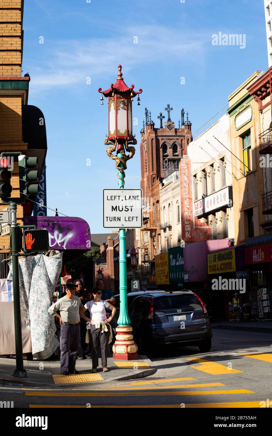 Lampada da strada cinese e turisti, Chinatown, Grant Avenue, San Francisco, California, Stati Uniti Foto Stock