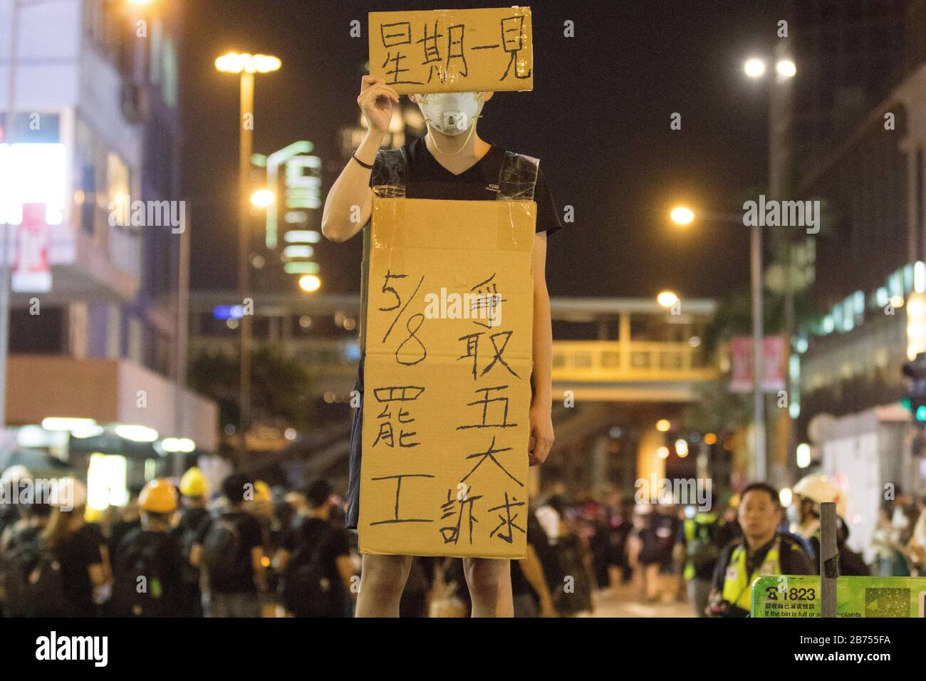 Uno stand di protesta con placard che chiede a Hong Kongers di andare in sciopero a Causeway Bay il 4 agosto 2019 Foto Stock