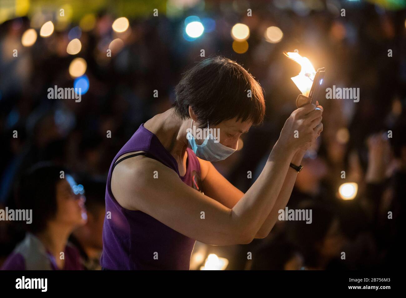 I partecipanti partecipano alla veglia annuale a lume di candela che commemorava il 30° anniversario del massacro di Piazza Tiananmen del 1989 a Victoria Park A Hong Kong, Cina, 4 giugno 2019. Foto Stock