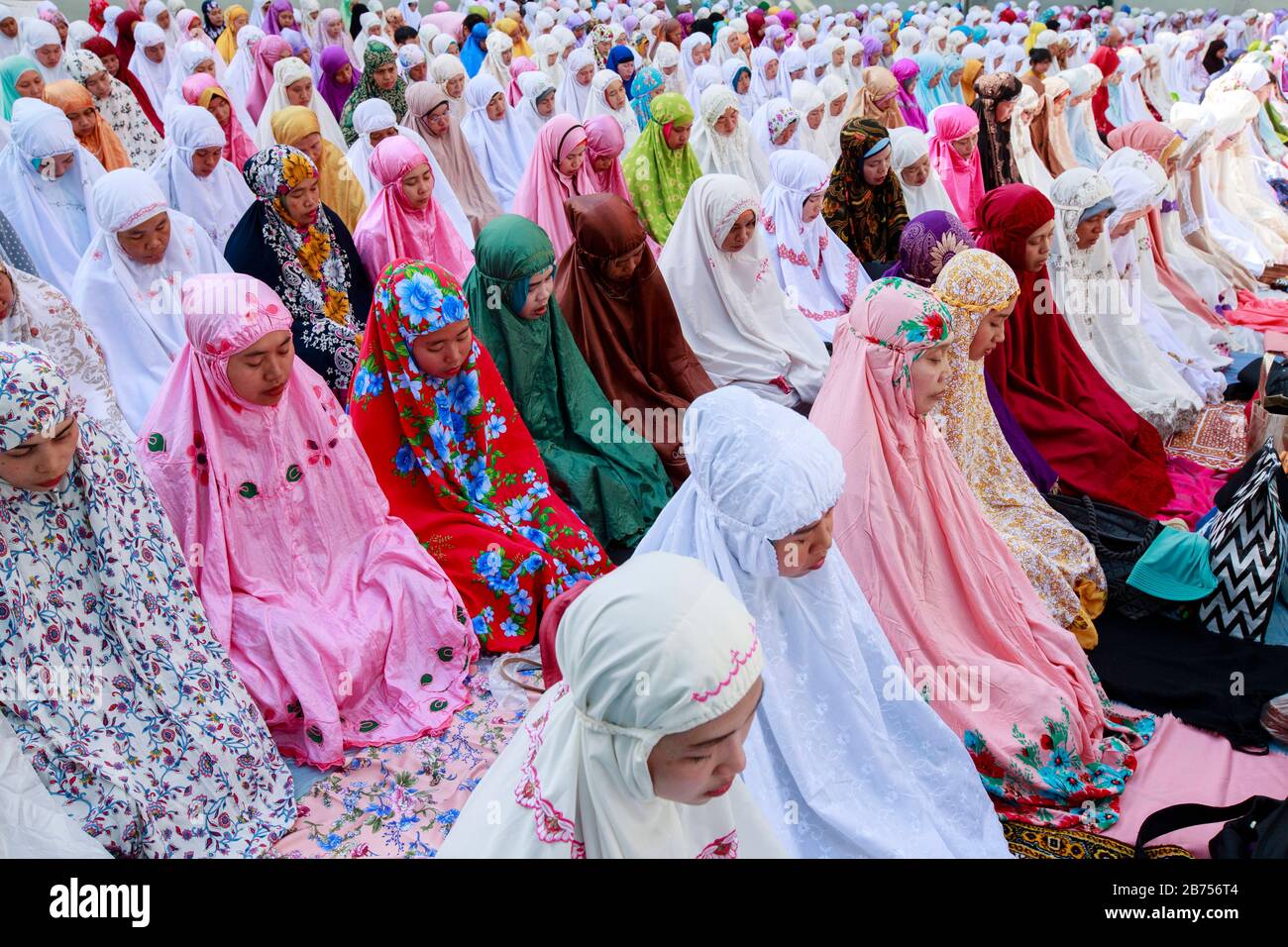 Mussulmani frequentano il rituale che segna la fine del Ramadan in uno stadio di Yuen Long di Hong Kong. Foto Stock