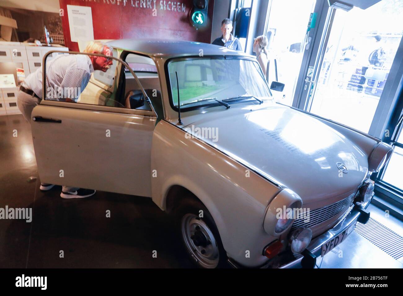 Un uomo guarda un Trabant nel DDR Museum, il 11.06.2019. Nella sua mostra permanente il Museo della RDT mostra la vita e la cultura quotidiana della RDT. Quest'anno, il 9 novembre 2019, la caduta del muro di Berlino sarà il trentesimo anniversario della sua caduta. [traduzione automatica] Foto Stock