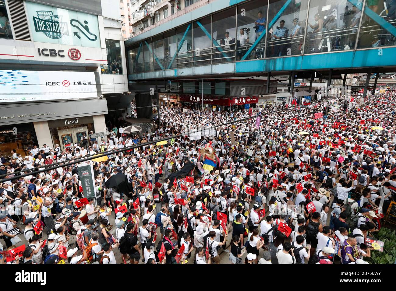 Decine di migliaia di manifestanti partecipano a una marcia contro le modifiche ad un piano di estradizione a Hong Kong, Cina, 09 giugno 2019. Il disegno di legge, che ha dovuto far fronte a un’immensa opposizione da parte di tutti i tipi di vita e della comunità internazionale, consentirebbe il trasferimento di fuggitivi a giurisdizioni con cui Hong Kong non ha un trattato, compresa la Cina continentale. I critici del disegno di legge hanno espresso preoccupazione per la mancanza di diritti umani nei processi iniqui nella Cina continentale. Foto Stock