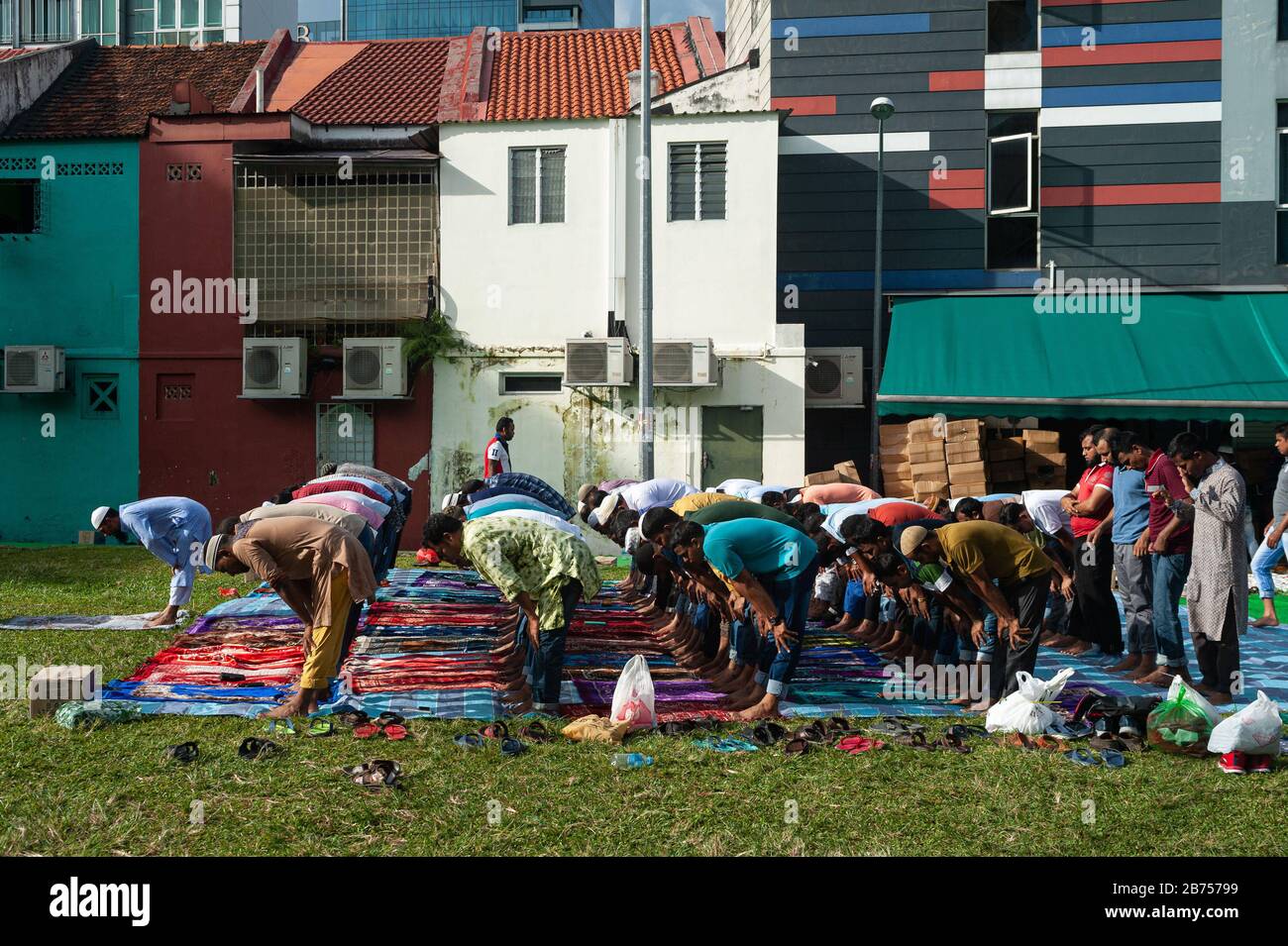 02.06.2019, Singapore, Repubblica di Singapore, Asia - uomini musulmani pregano su un prato in Little India durante il Ramadan. [traduzione automatica] Foto Stock