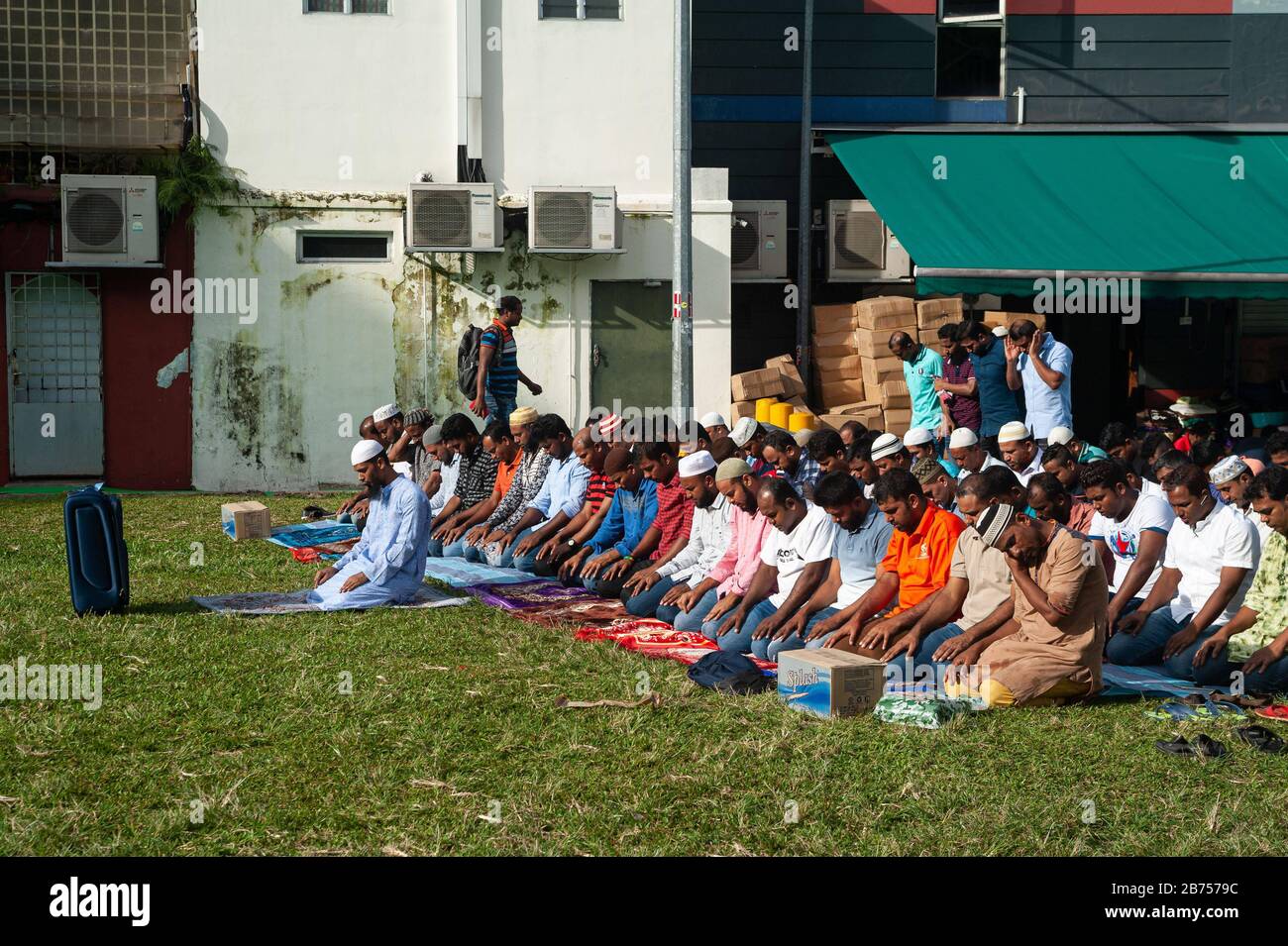 02.06.2019, Singapore, Repubblica di Singapore, Asia - uomini musulmani pregano su un prato in Little India durante il Ramadan. [traduzione automatica] Foto Stock