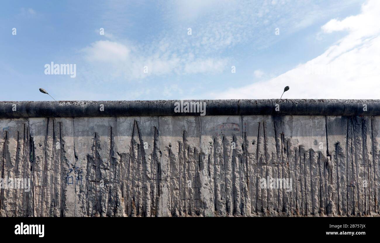 Resti del muro di Berlino su Bernauer Strasse. Quest'anno, il 9 novembre 2019, la caduta del muro di Berlino sarà il trentesimo anniversario della sua caduta. [traduzione automatica] Foto Stock