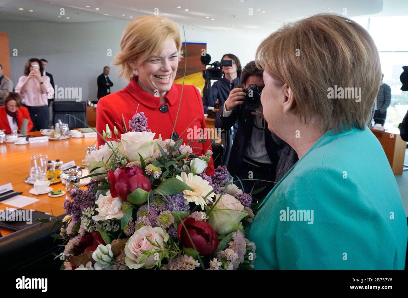 La cancelliera Angela Merkel presenta un bouquet di fiori al ministro federale dell'alimentazione e dell'agricoltura Julia Kloeckner per il suo matrimonio prima di una riunione del gabinetto presso l'Ufficio del Cancelliere, il 30.04.2019. [traduzione automatica] Foto Stock