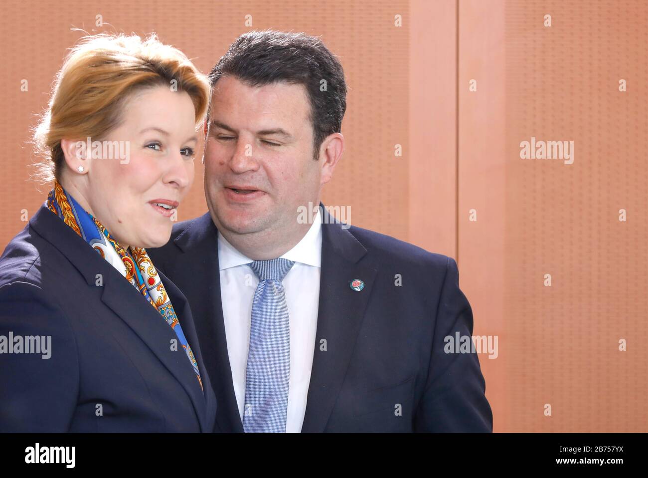 Il Ministro federale della famiglia Franziska Giffey e il Ministro federale del lavoro Hubertus Heil ridono davanti ad una riunione del gabinetto nella Cancelleria, il 30.04.2019 [traduzione automatica] Foto Stock