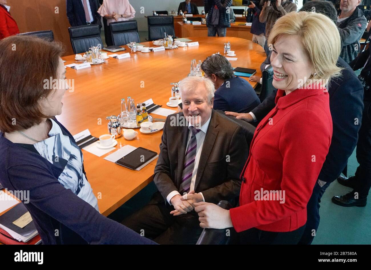 Il ministro federale della giustizia Katarina Barley, sinistra, il ministro federale degli interni Horst Sehofer e il ministro federale dell'alimentazione e dell'agricoltura Julia Kloeckner ridono prima dell'inizio di una riunione del gabinetto nella Cancelleria, il 30.04.2019. [traduzione automatica] Foto Stock