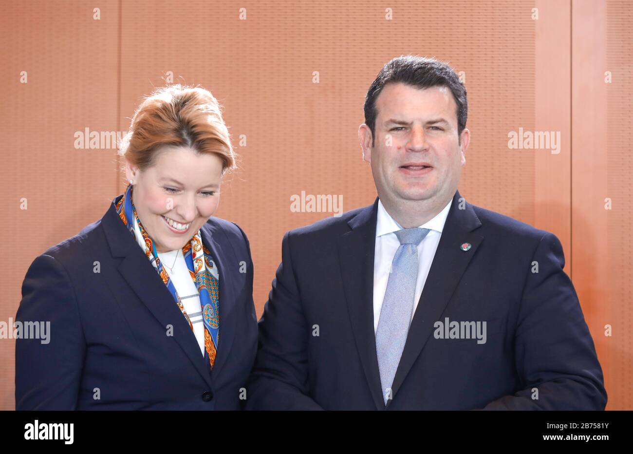 Il Ministro federale della famiglia Franziska Giffey e il Ministro federale del lavoro Hubertus Heil ridono davanti ad una riunione del gabinetto nella Cancelleria, il 30.04.2019 [traduzione automatica] Foto Stock
