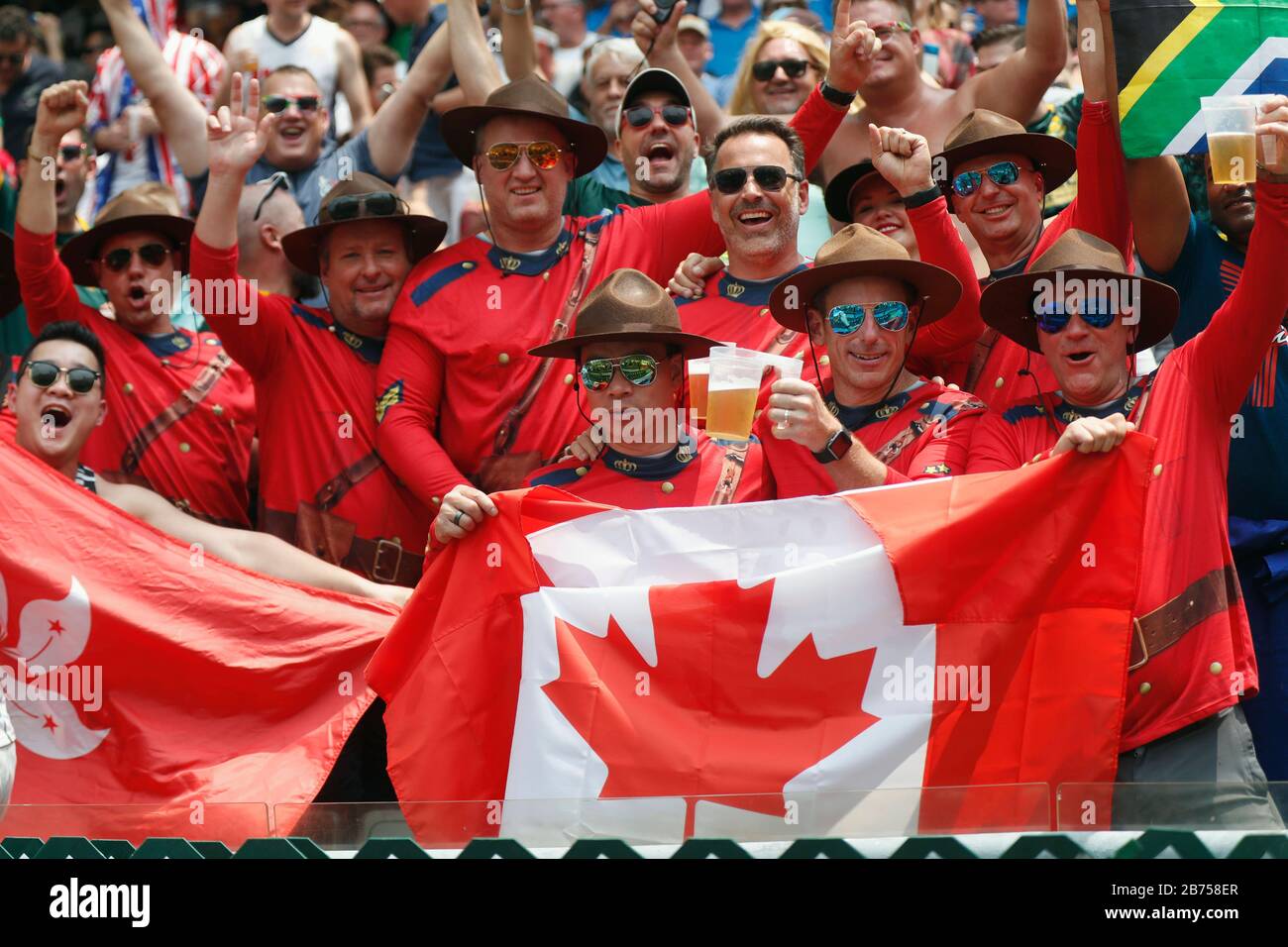 I fan del Canada vestiti in uniforme RCMP festeggiano durante la serie HSBC World Rugby Sevens il giorno 2 all'Hong Kong Stadium. Foto Stock