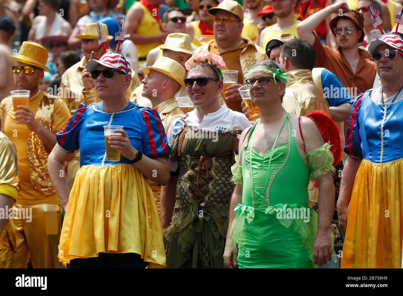 I fan partecipano alla HSBC World Rugby Sevens Series il giorno 2 all'Hong Kong Stadium. Foto Stock