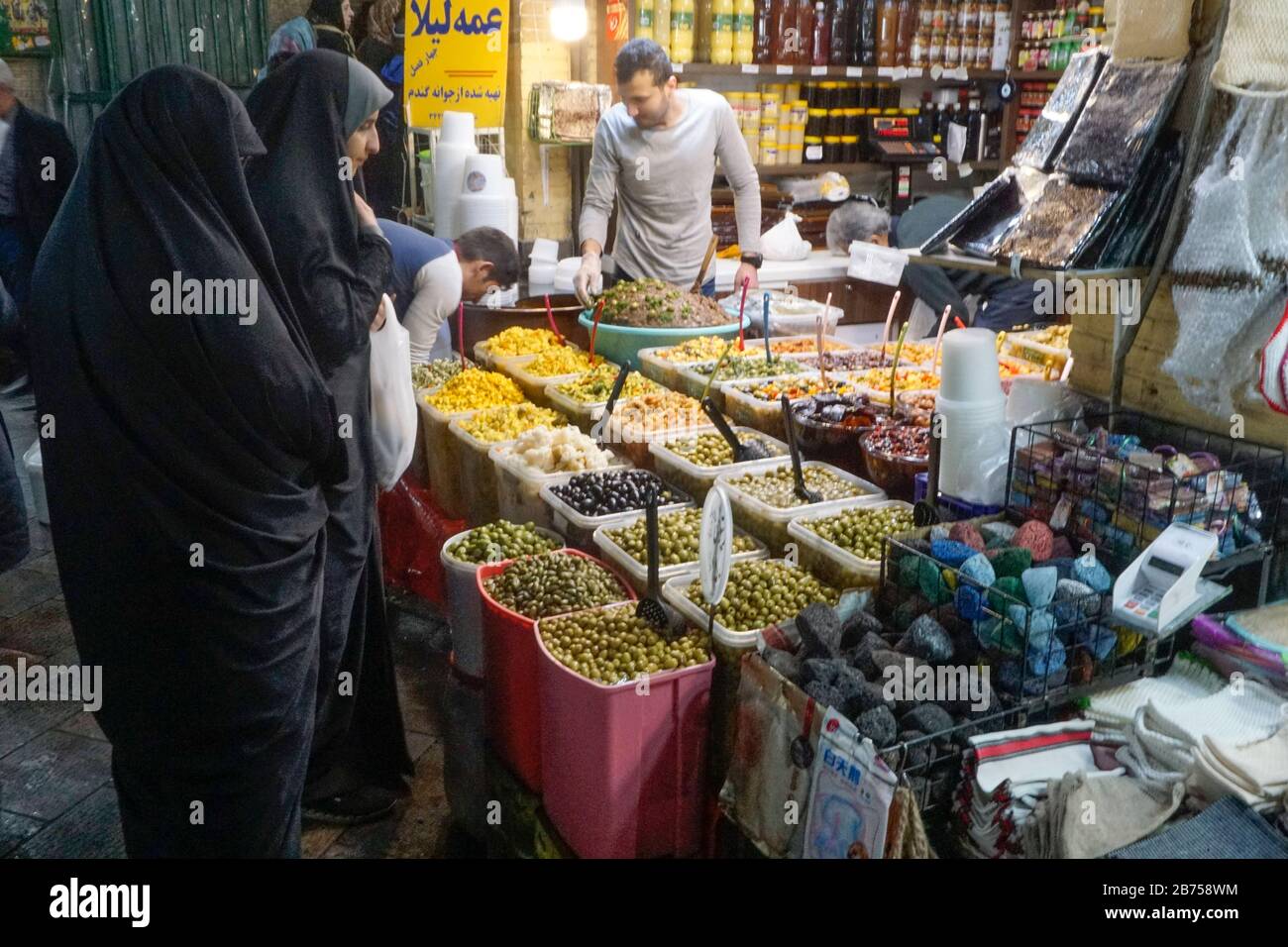 Frutta e verdura vendute in un bazar a Teheran, Iran, il 9 marzo 2019. Dopo che gli Stati Uniti si sono ritirati dall'accordo nucleare internazionale, il paese sta nuovamente imponendo sanzioni contro l'Iran. [traduzione automatica] Foto Stock