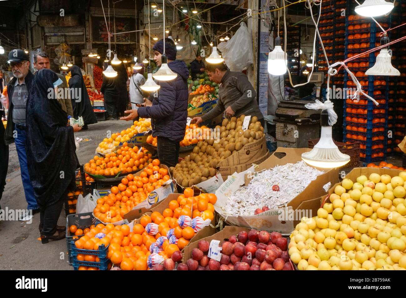 Frutta e verdura venduti in un bazar a Teheran, Iran, il 18.03.2019. Dopo che gli Stati Uniti si sono ritirati dall'accordo nucleare internazionale, il paese sta nuovamente imponendo sanzioni contro l'Iran. [traduzione automatica] Foto Stock