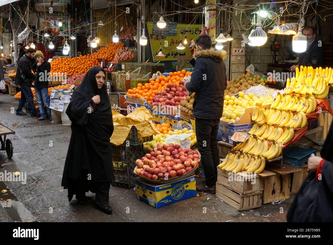 Frutta e verdura venduti in un bazar a Teheran, Iran, il 18.03.2019. Dopo che gli Stati Uniti si sono ritirati dall'accordo nucleare internazionale, il paese sta nuovamente imponendo sanzioni contro l'Iran. [traduzione automatica] Foto Stock
