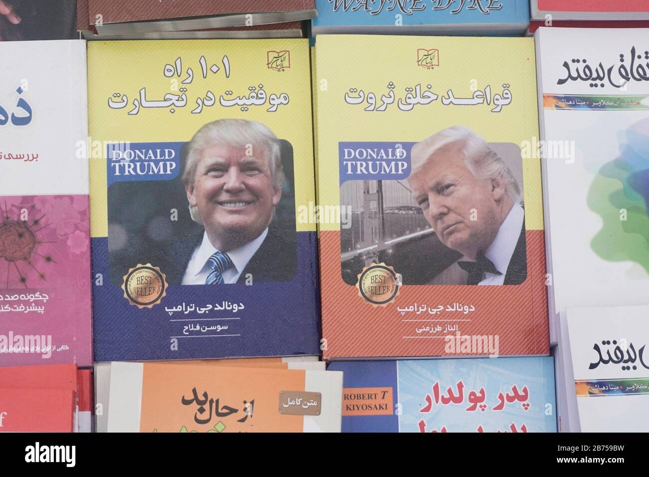 In un mercato dei libri a Teheran, Iran, i libri del presidente degli Stati Uniti Donald Trump con i titoli "101 modi per avere successo nel business" e "regole su come arricchirsi" si trovano su 14.03.2019. Dopo che gli Stati Uniti si sono ritirati dall’accordo nucleare internazionale, il paese sta nuovamente imponendo sanzioni contro l’Iran. [traduzione automatica] Foto Stock