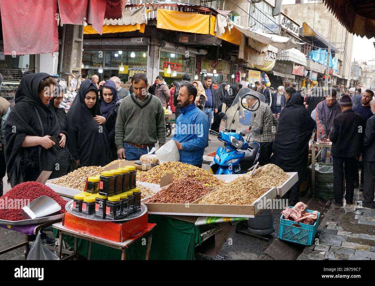 Frutta e verdura venduti in un bazar a Teheran, Iran, il 18.03.2019. Dopo che gli Stati Uniti si sono ritirati dall'accordo nucleare internazionale, il paese sta nuovamente imponendo sanzioni contro l'Iran. [traduzione automatica] Foto Stock