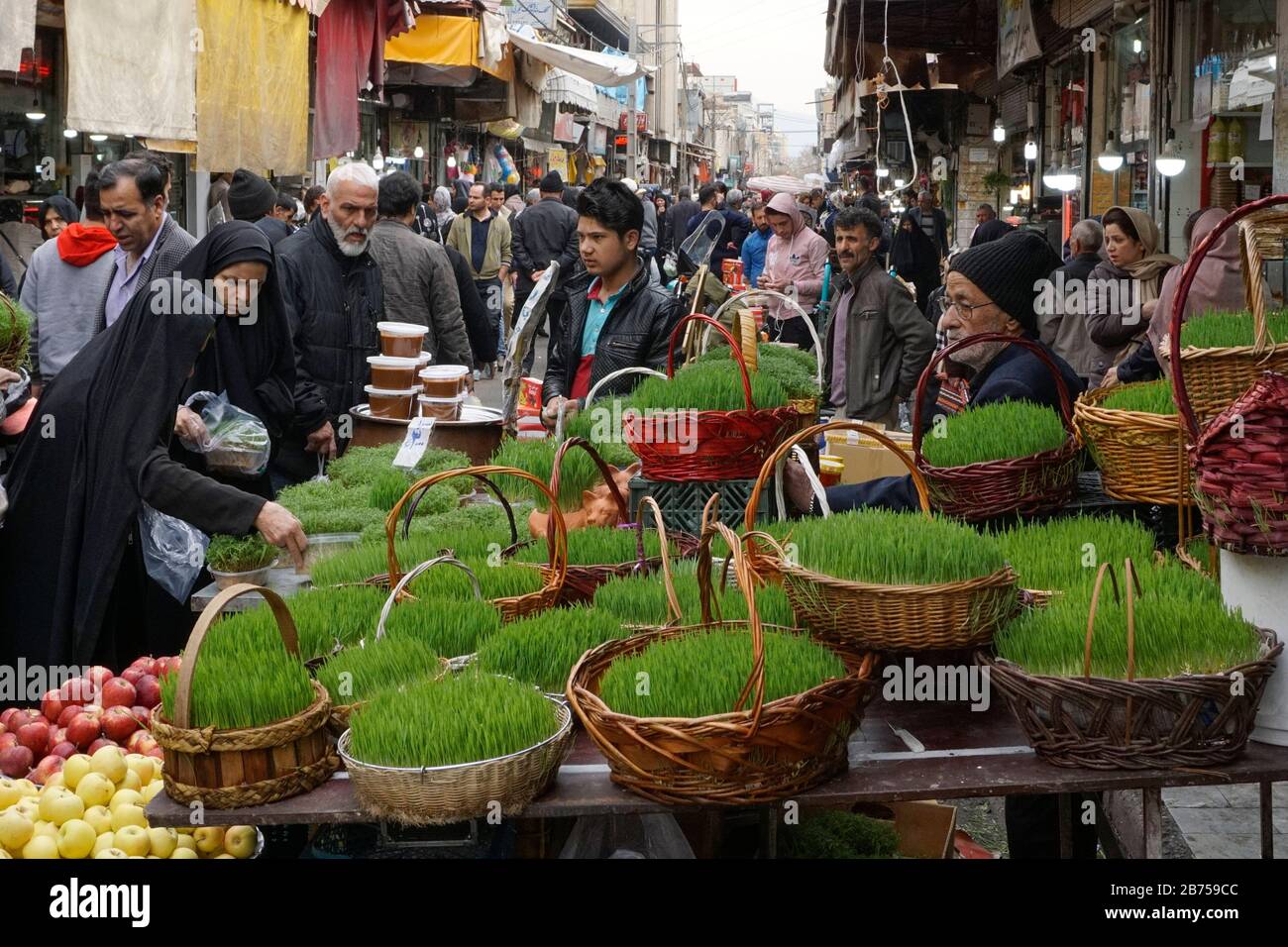 Frutta e verdura venduti in un bazar a Teheran, Iran, il 18.03.2019. Dopo che gli Stati Uniti si sono ritirati dall'accordo nucleare internazionale, il paese sta nuovamente imponendo sanzioni contro l'Iran. [traduzione automatica] Foto Stock