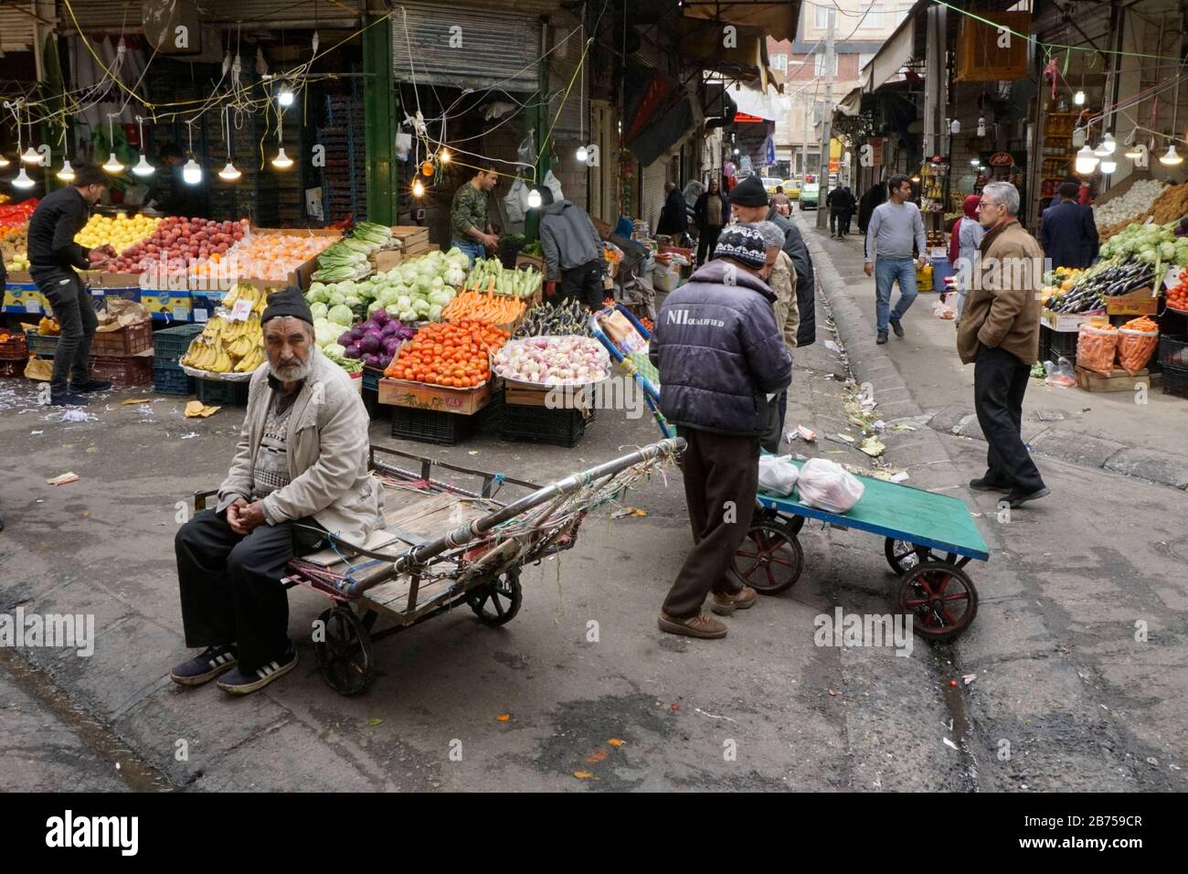 Lavoratori in un bazar, Tehran, Iran, su 18.03.2019. Dopo che gli Stati Uniti si sono ritirati dall'accordo nucleare internazionale, il paese sta nuovamente imponendo sanzioni contro l'Iran. [traduzione automatica] Foto Stock