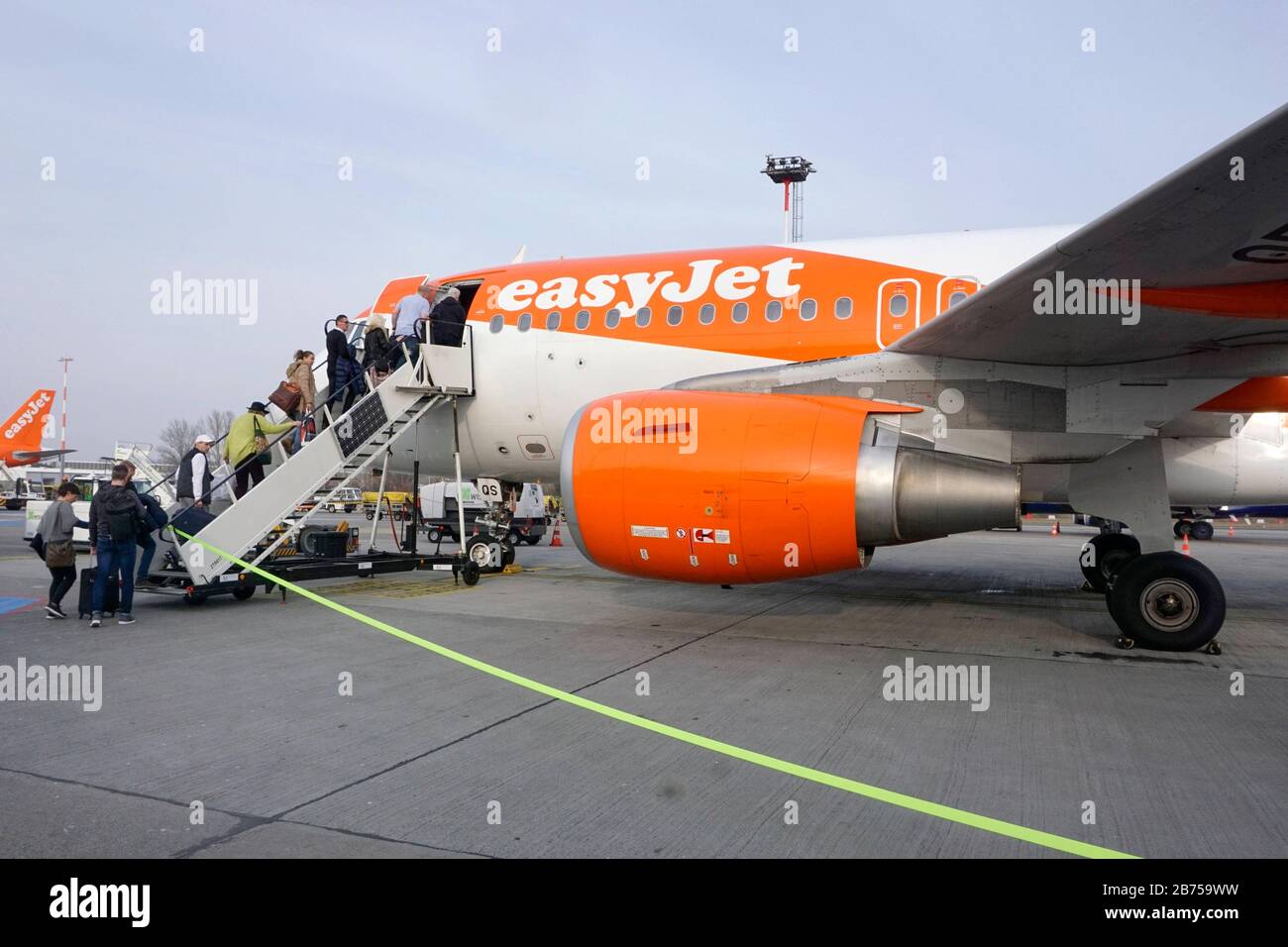 Passeggeri a bordo di un aeromobile easyjet all'aeroporto di Berlino-Schoenefeld, al numero 28.02.2019. [traduzione automatica] Foto Stock