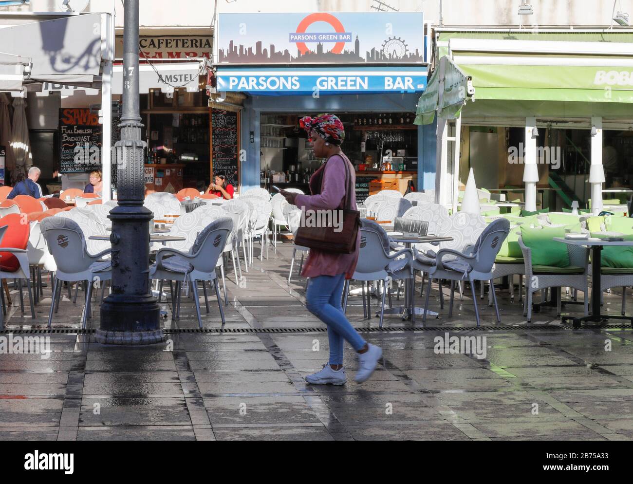 Una donna passa davanti ad un tipico ristorante britannico a Torremolinos, Spagna, il 13/02/2019. Per l'economia spagnola, la possibile brexite ha conseguenze notevoli.15 milioni di turisti britannici sono venuti in Spagna lo scorso anno e ha speso 14 miliardi di euro. L'economia spagnola è in attesa di vedere come il futuro della Gran Bretagna che si allontana dall'Unione europea potrebbe colpire la Spagna. [traduzione automatica] Foto Stock