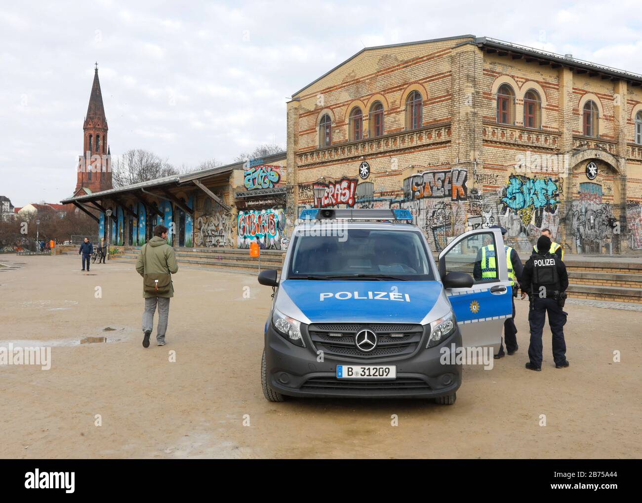 Un'auto di pattuglia della polizia di Berlino a Goerlitzer Park, Berlino, su 20.02.2019. Il traffico di droga su larga scala ha fatto colpire i titoli del parco anni fa. Per molto tempo, la polizia ha cercato di arginare il commercio con presenza e controlli costanti. [traduzione automatica] Foto Stock