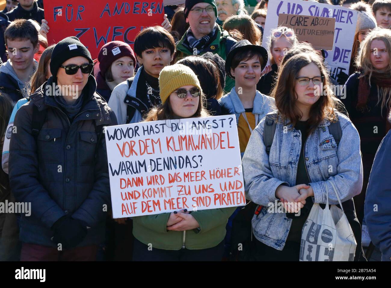 Gli alunni si presentano durante una manifestazione "Venerdì per Futre" a Berlino, il 22.02.2019. Gli alunni hanno dimostrato a livello nazionale la protezione del clima e contro i politici inattivi. Da dicembre, gli studenti di Berlino protestano contro il cambiamento climatico nei "venerdì per il futuro". [traduzione automatica] Foto Stock