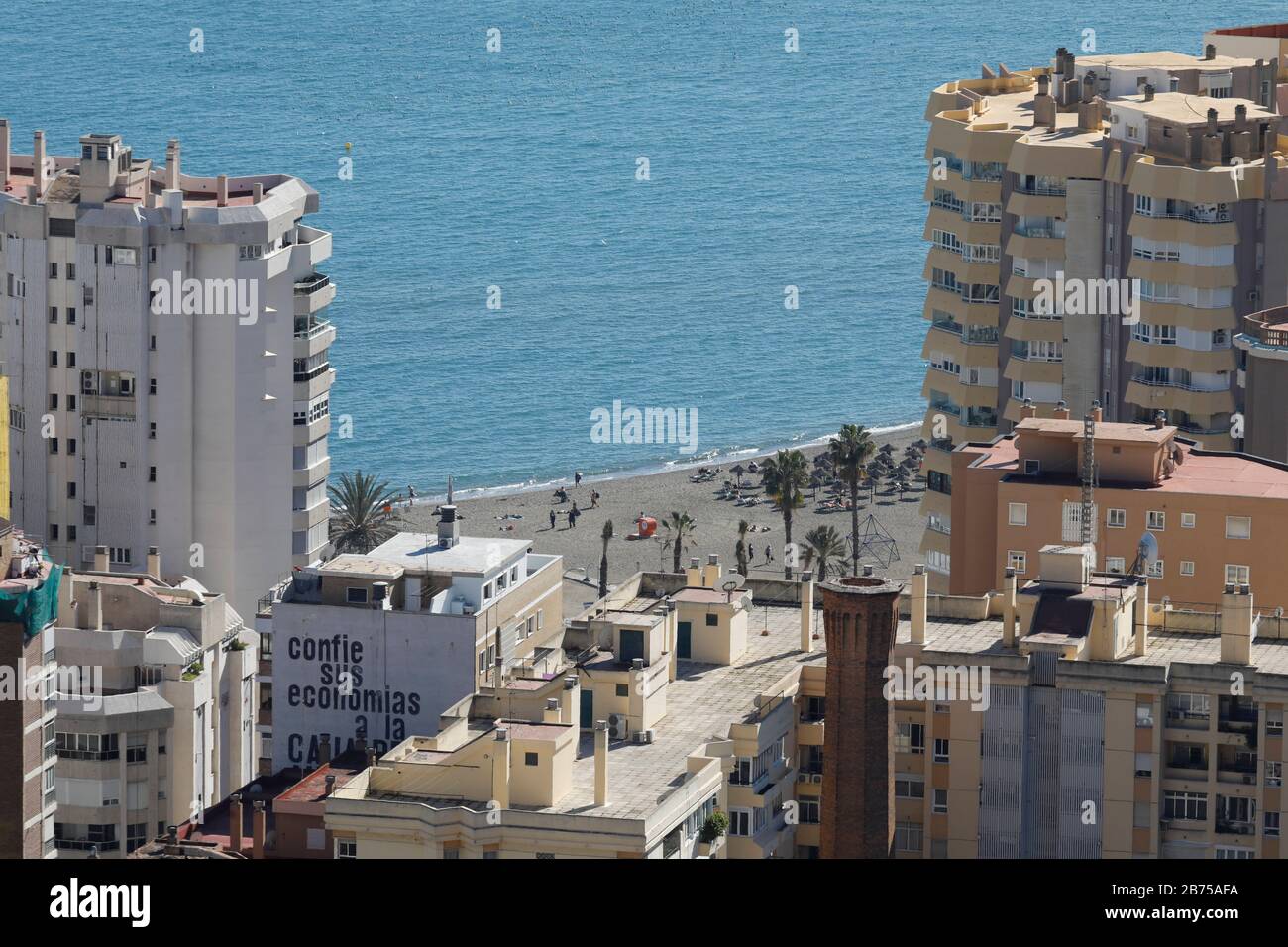 Vista dall'alto a Malaga, Spagna, su 11.02.2019, case sulla spiaggia. [traduzione automatica] Foto Stock