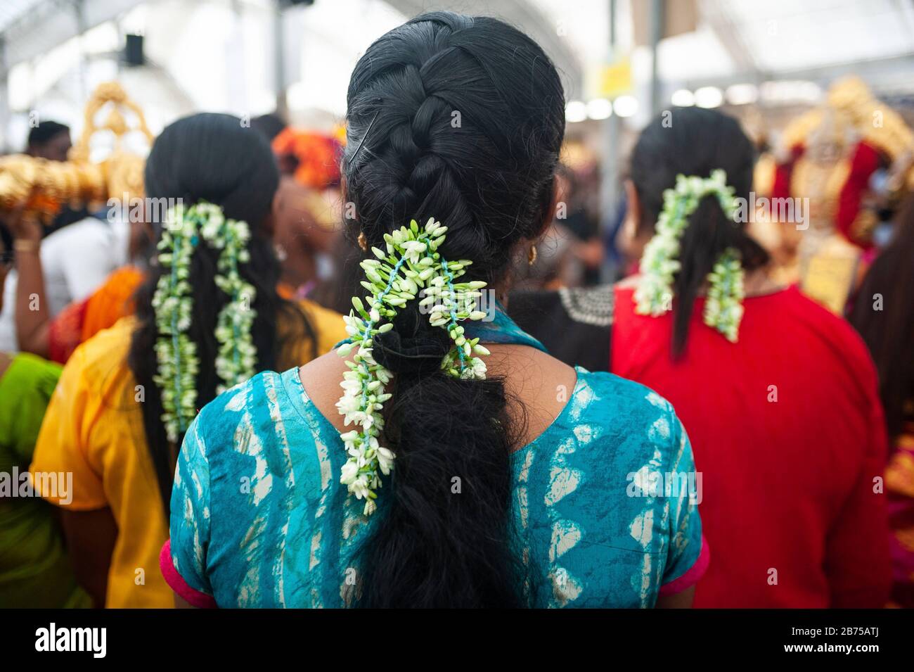 21.01.2019, Singapore, Repubblica di Singapore, Asia - decorazione tradizionale dei fiori nei capelli delle donne indù durante i preparativi per il festival di Thaipusam al tempio di Sri Srinivasa Perumal in Little India. [traduzione automatica] Foto Stock