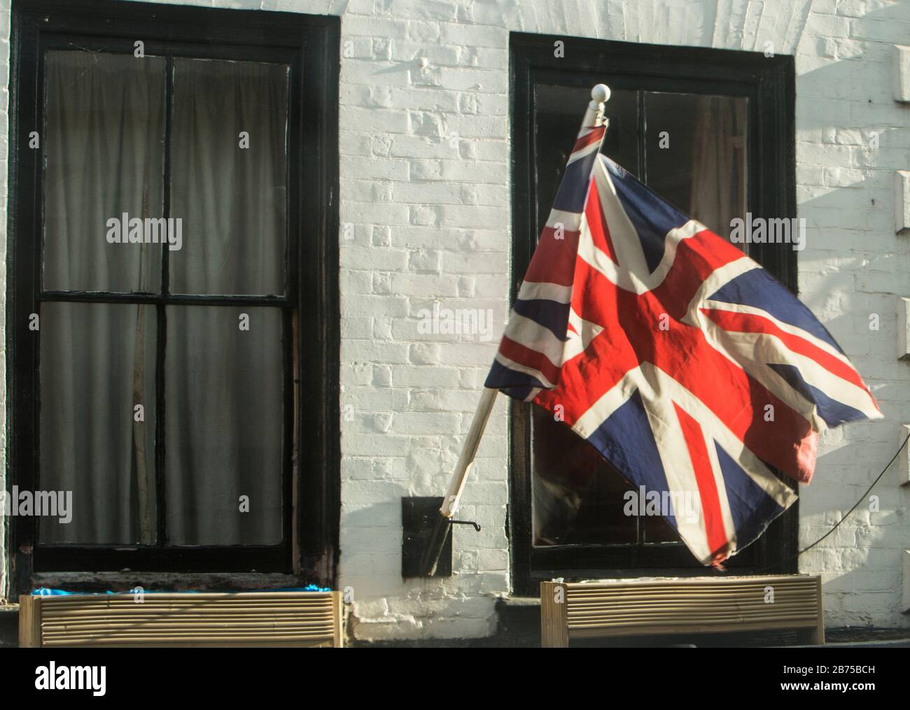 L'Union Jack vola fuori da una finestra, Ross-on-Wye High Street Foto Stock