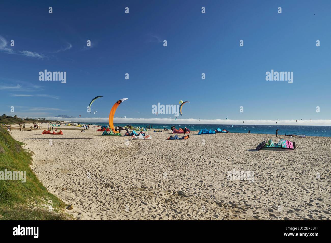 Kitesurfers alla spiaggia di Valdevaqueros, Tarifa, provincia di Cádiz, Andalusia, Spagna. Foto Stock