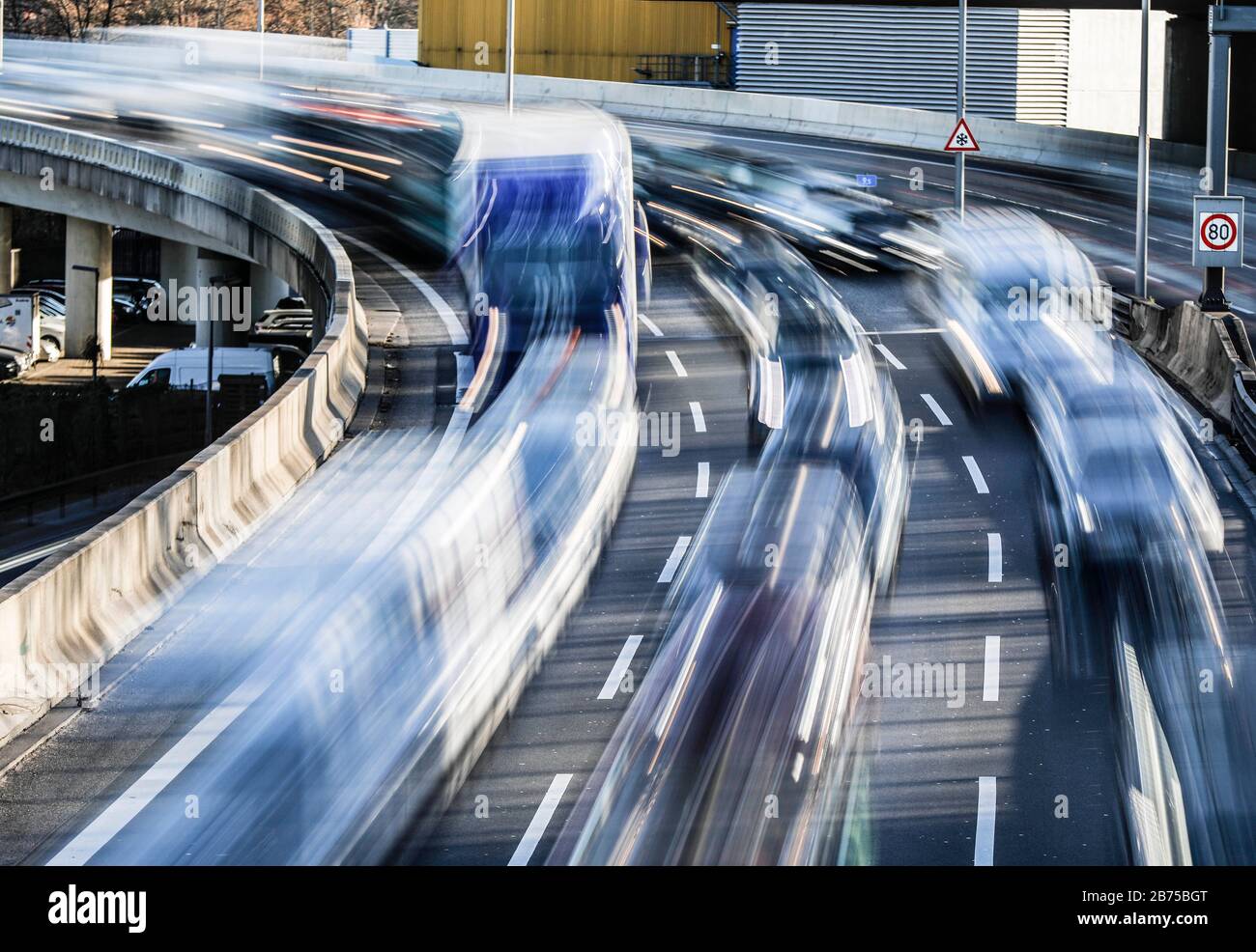 Un lungo periodo di esposizione mostra l'autostrada A100 a Berlino, molto trafficata, su 05.12.2018. [traduzione automatica] Foto Stock