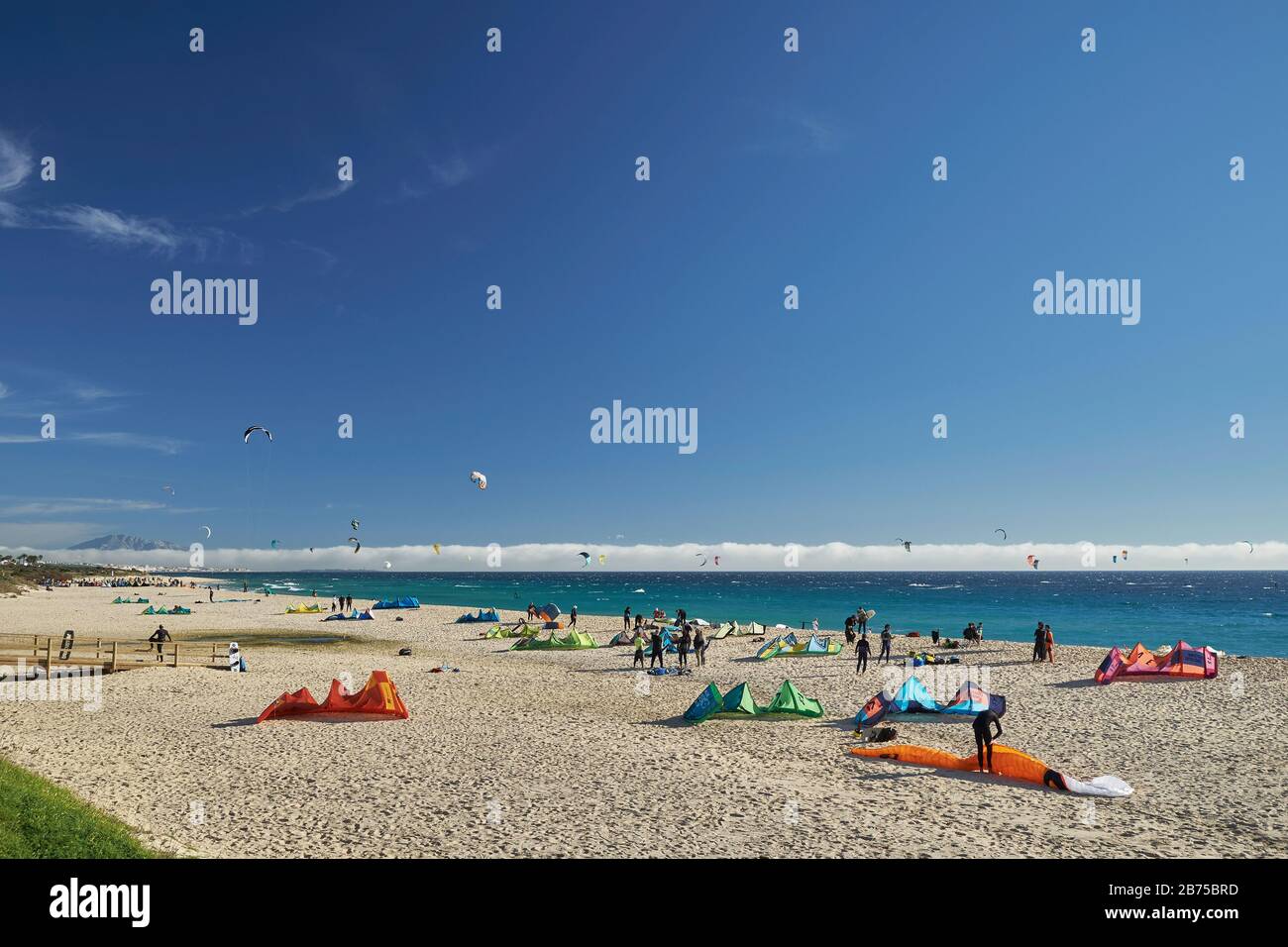 Kitesurfers alla spiaggia di Valdevaqueros, Tarifa, provincia di Cádiz, Andalusia, Spagna. Foto Stock