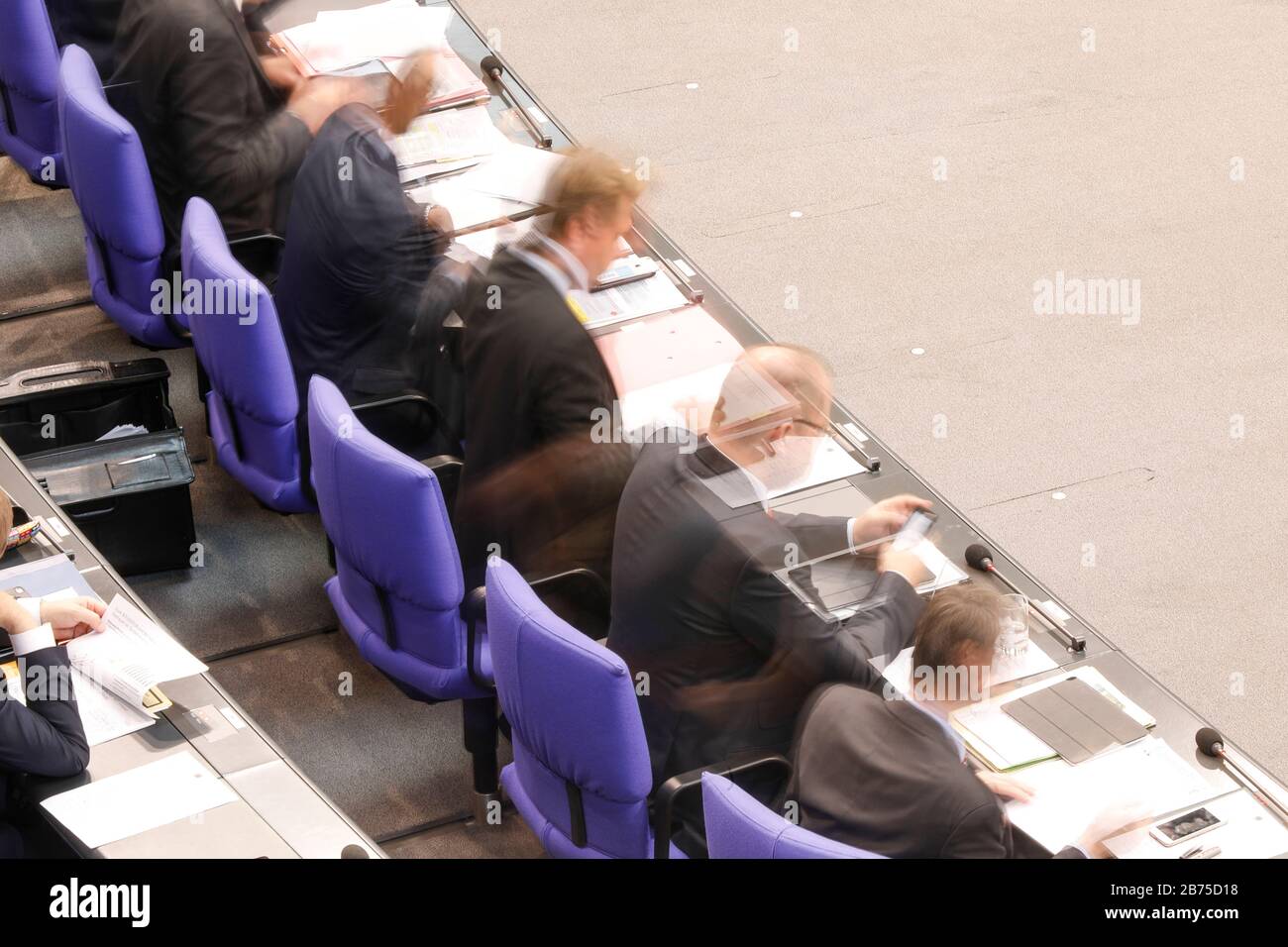 Un’esposizione a lungo termine mostra i segretari di stato al lavoro presso il banco del governo del Bundestag tedesco. [traduzione automatica] Foto Stock