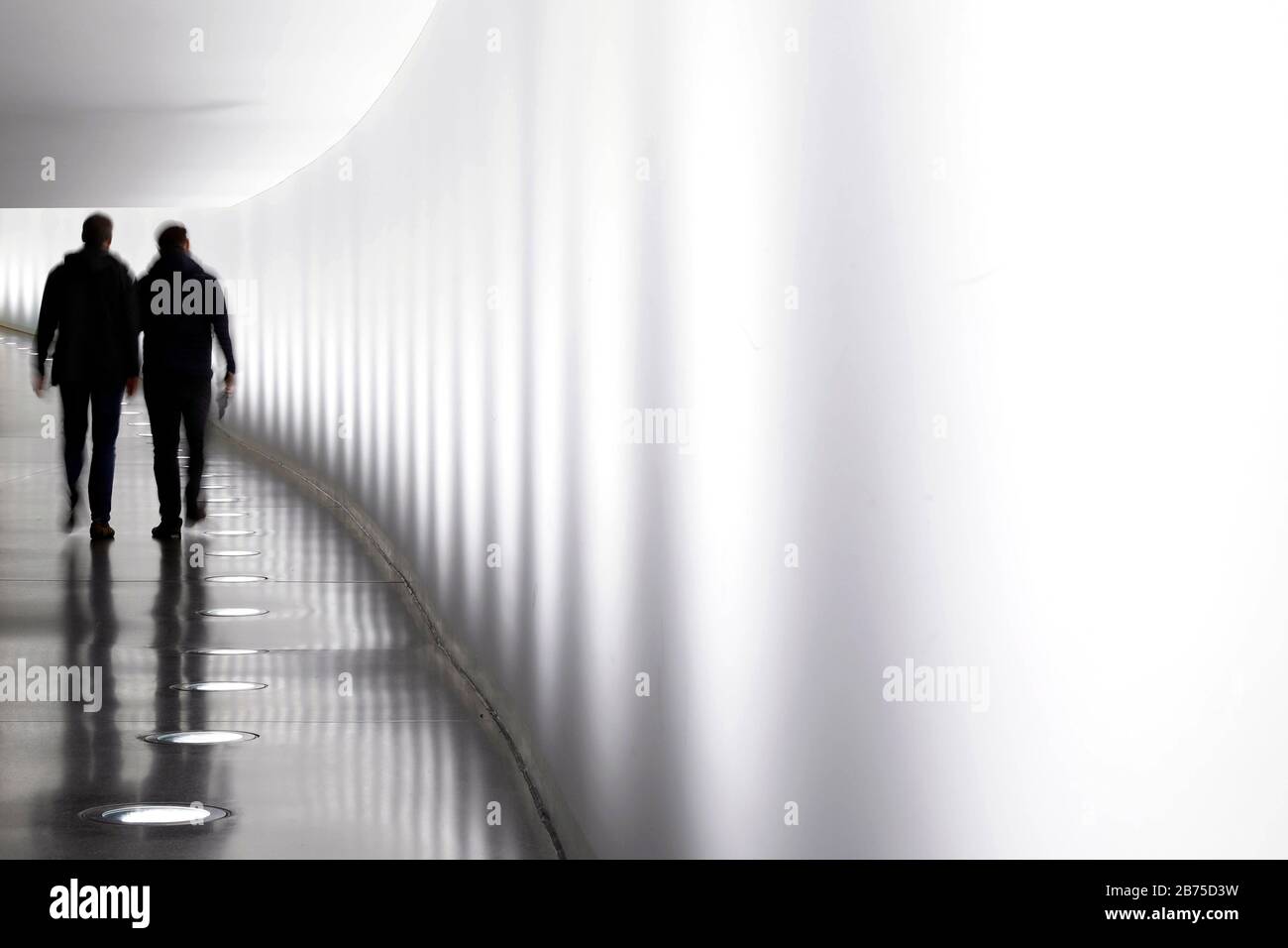 I membri del Bundestag tedesco camminano in un tunnel su 13.11.2018. Attraverso il tunnel, i membri del parlamento cambiano rapidamente tra il Reichstag e Paul Loebe Haus. [traduzione automatica] Foto Stock