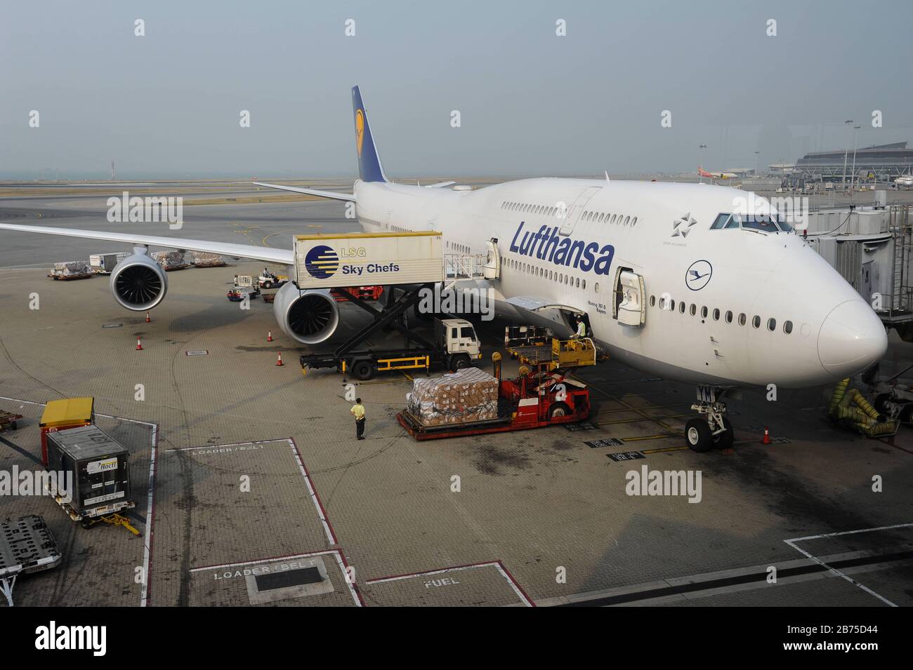 14.10.2014, Hong Kong, Cina, Asia - UN aereo Lufthansa è parcheggiato presso un cancello all'aeroporto internazionale di Chek Lap Kok. Lufthansa è membro della Star Alliance, una rete internazionale di compagnie aeree. [traduzione automatica] Foto Stock